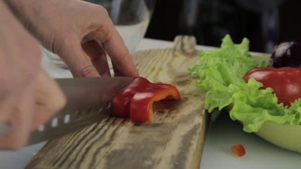 Top View Γυναικεία Χέρια Φέτες Γλυκιά Κόκκινη Πιπεριά Ένα Τραπέζι — Αρχείο Βίντεο