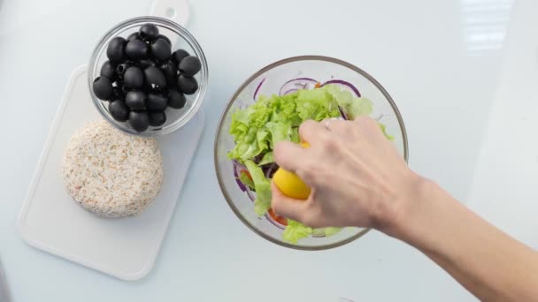 Frau Kocht Vegetarischen Kalorienarmen Griechischen Salat Legt Gemüse Eine Schüssel — Stockvideo
