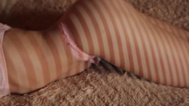 Pembe külot ve sutyen bir yatakta güzel seksi bayan. Çizgili gölge çekici kadın vücut