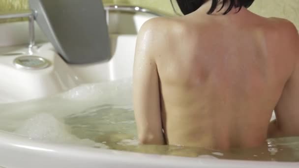 Bela mulher tomando um banho de espuma. Visão traseira, nua feminino de volta — Vídeo de Stock