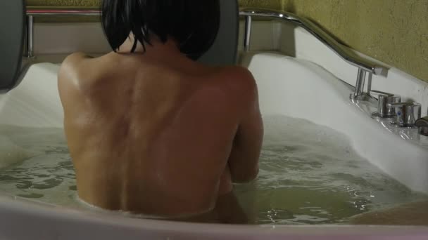 Bella donna che si fa un bagno di bolle. Vista posteriore, schiena femminile nuda. rallentatore — Video Stock