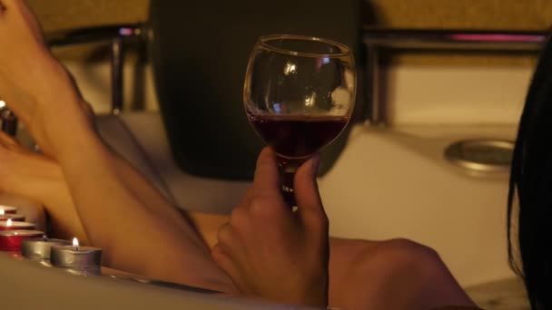 Vista posterior de la hermosa mujer joven que se relaja en un baño y beber vino tinto. 4K — Vídeos de Stock