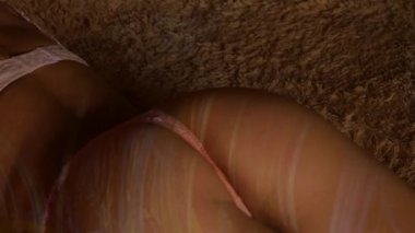 Güzel seksi eşek bir yatakta çizgili gölgeli Pembe külot. Çekici kadın bedeninin bir otel odasında dinleniyor. ağır çekim