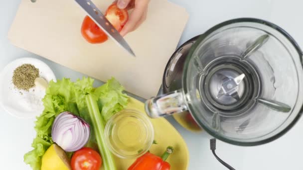 Snij groenten op een houten snijplank voor gazpacho. Koken gezond voedsel. Bovenaanzicht 4k — Stockvideo