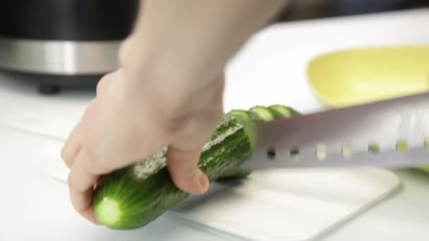 Krájení zeleniny na dřevěném prkénku pro Gaspacho. zdravé vaření. — Stock video