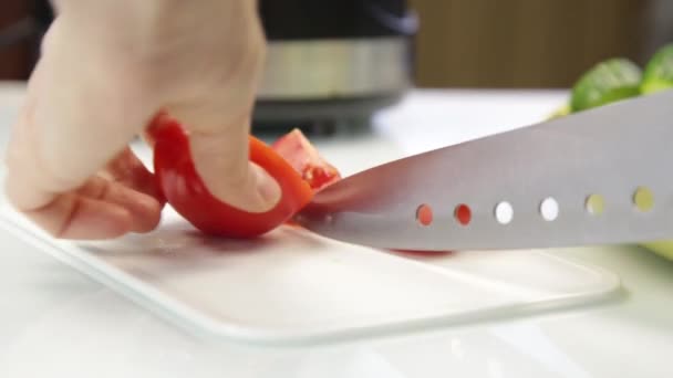 Découpe de légumes sur une planche à découper en bois pour gaspacho. cuisson des aliments sains . — Video