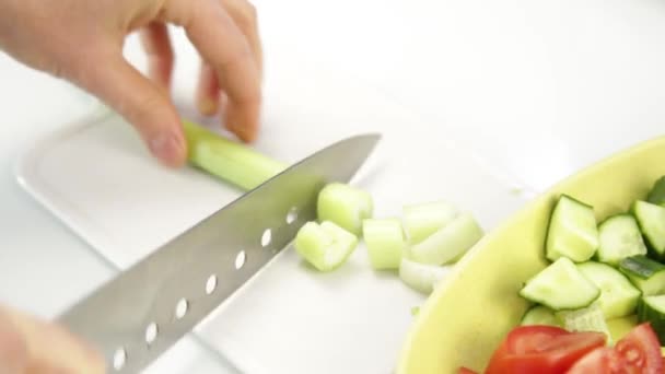 Cortar verduras en una tabla de cortar de madera para gazpacho. cocinar alimentos saludables . — Vídeo de stock