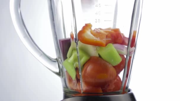 Mujer añadiendo verduras en la licuadora. cocina comida saludable gazpacho . — Vídeo de stock