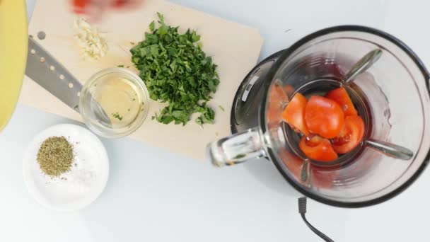 Femme ajoutant des légumes dans le mélangeur. cuisson des aliments sains gaspacho. Vue du dessus 4K — Video