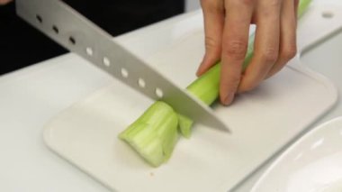 Soğuk domates çorbasını için bir kesme tahtası üzerinde kesme kereviz. sağlıklı gıda sebze yemek.