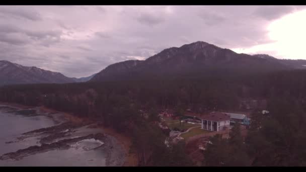 Vista aerea. Sorvolando il fiume di montagna e la valle del bosco. Paesaggio d'autunno . — Video Stock