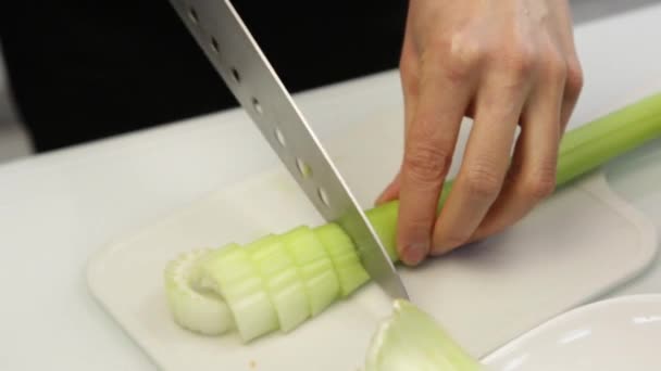 Corte de aipo em uma placa de corte para gaspacho. cozinhar alimentos saudáveis a partir de legumes . — Vídeo de Stock