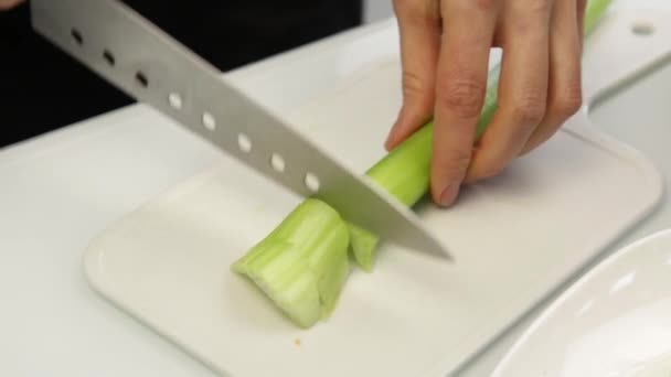 Cortar apio en una tabla de cortar para gazpacho. cocinar alimentos saludables a partir de verduras . — Vídeos de Stock
