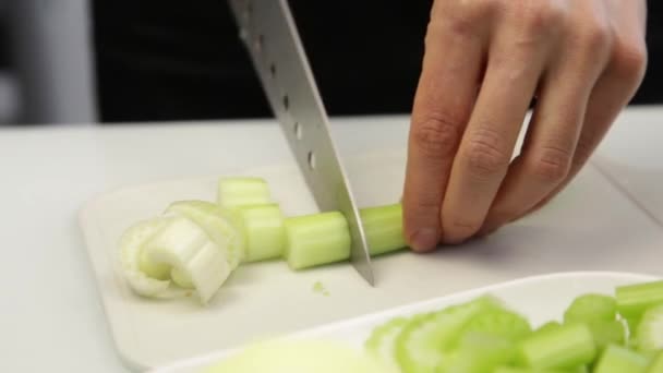 Snij de selderij op een snijplank voor gazpacho. Koken gezond voedsel uit groenten. — Stockvideo