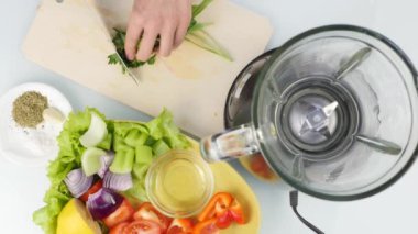 choping maydanoz yemek sağlıklı yemek için bıçak mutfak tahtası ile. Üstten görünüm 4k