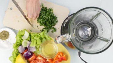 choping sarımsak yemek sağlıklı yemek için bıçak mutfak tahtası ile. Üstten görünüm 4k