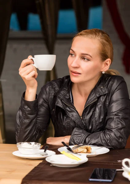 Joven hermosa mujer con una taza de café en un café al aire libre, chica tener un almuerzo en la terraza — Foto de Stock