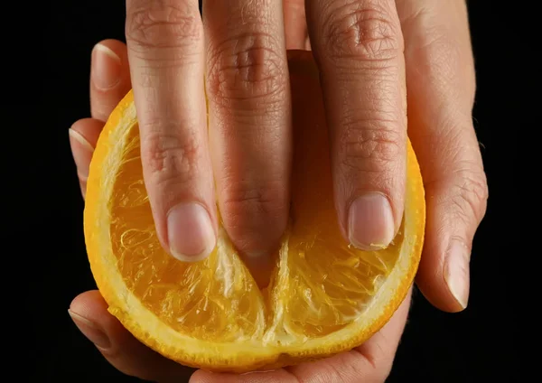 クローズ アップ女性手ふれあい広場を刷り込みオレンジ色の果物をなでます。イミテーション セックス. — ストック写真