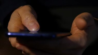 bir dokunmatik ekran üzerinde parmak ile yakın çekim smartphon. kadın bir cep telefonu internet tarama. ağır çekim