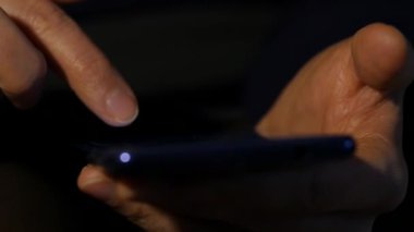 bir dokunmatik ekran üzerinde parmak ile yakın çekim smartphon. kadın bir cep telefonu internet tarama. ağır çekim