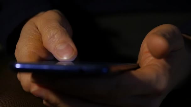 在触摸屏上用手指进行特写。妇女在手机上浏览互联网。慢动作 — 图库视频影像