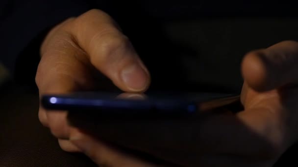 Smartphon close-up com os dedos em uma tela sensível ao toque. mulher navegando na internet em um telefone celular. câmara lenta — Vídeo de Stock
