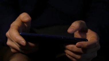 bir dokunmatik ekran üzerinde parmak ile yakın çekim smartphon. kadın bir cep telefonu internet tarama. ağır çekim
