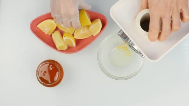 Processo de cortar nozes com limão em um moedor elétrico, mistura de frutas. vista superior. 4K — Vídeo de Stock