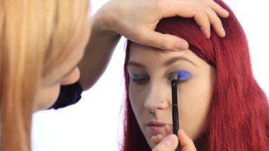 Makyaj sanatçısı bir kişi modeli ile çalışma. Özel fırça kullanarak bir sanatçı el görünümünü portre