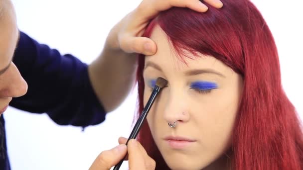 Artista de maquillaje trabajando con un modelo de persona. Vista de primer plano de una mano de artistas usando un pincel especial — Vídeo de stock