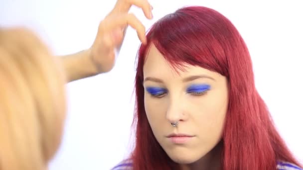 Artista Maquillaje Trabajando Con Modelo Persona Vista Primer Plano Una — Vídeo de stock