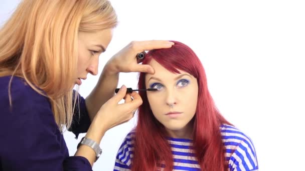 Maquilleur professionnel teint les yeux du modèle. styliste peint les cils — Video