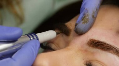 Genç güzel kadın Başlarken kaşları dövme. kalıcı makyaj Güzellik Salonu kaşları için. ağır çekim