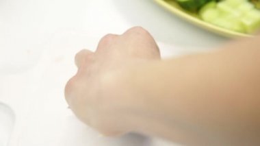 Soğuk domates çorbasını için ahşap kesme tahtası üzerinde kesme sebze. sağlıklı yemek.