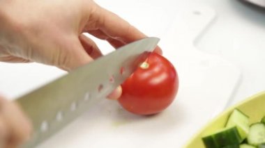 Mutfak masasının üstünde domates salatası veya gaspaço için dilimleme kadın. sağlıklı gıda sebze yemek