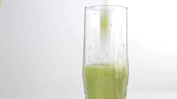 Grünen Detox-Smoothie in ein Glas gießen. Konzept der gesunden Ernährung — Stockvideo