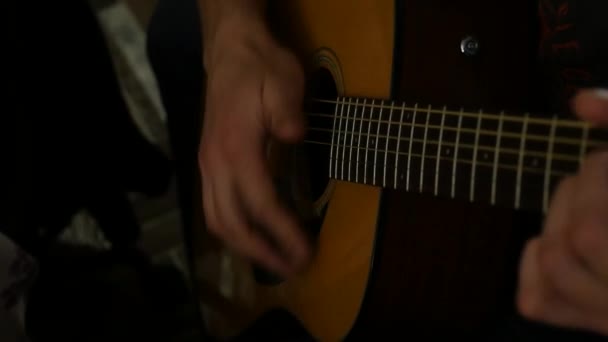 Homme joue avec inspiration sur une guitare à sept cordes. 4K — Video