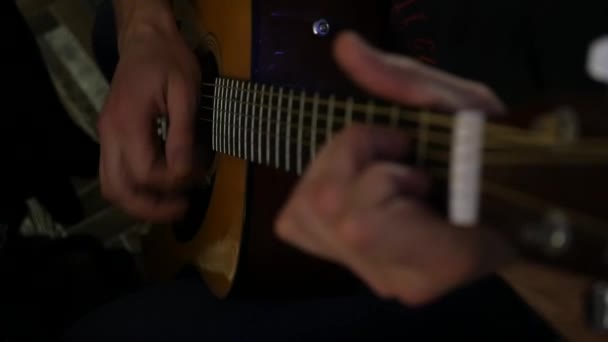 Man spelar med inspiration på en sjusträngad gitarr. slowmotion — Stockvideo