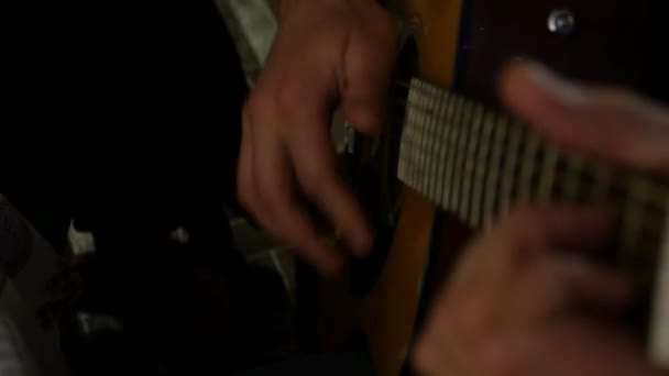 Guitarrista hábilmente toca en una guitarra de siete cuerdas con inspiración. 4K — Vídeo de stock