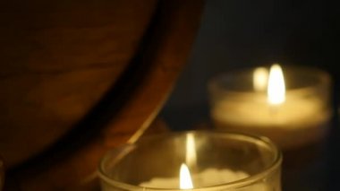 mum ışığında romantik akşam ahşap varil ile konyak cam. ağır çekim
