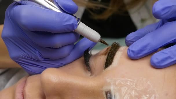 Maquillaje permanente profesional de la ceja. Tatuaje de cejas de cerca. cámara lenta — Vídeos de Stock