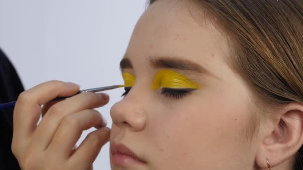 Sminkes szakmai képregény pop-art make-up csinál. Vicces rajzfilm és képregény smink. — Stock videók