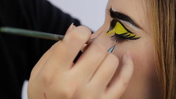 Maquiador fazendo maquiagem profissional de quadrinhos pop art. Desenhos animados engraçados ou maquiagem tira cômica . — Vídeo de Stock