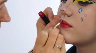 Makyaj sanatçısı profesyonel komik pop sanat makyaj yapıyor. Komik karikatür veya çizgi roman makyaj