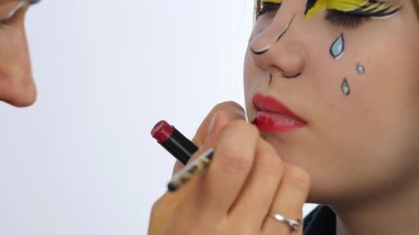 Artista Maquillaje Haciendo Maquillaje Profesional Arte Pop Cómico Maquillaje Divertido — Vídeo de stock