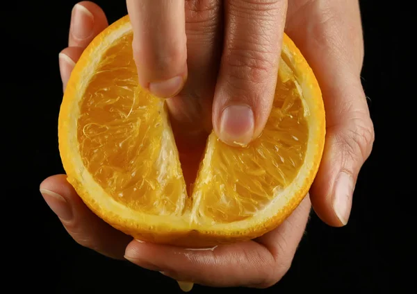 クローズ アップ女性手ふれあい広場を刷り込みオレンジ色の果物をなでます。イミテーション セックス. — ストック写真