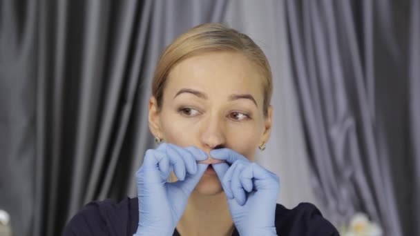 Casa auto-massagem, mulher fazendo massagem facial depois de um dia de trabalho duro — Vídeo de Stock