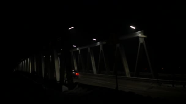 Alte Eisenbrücke mit Autoverkehr am Abend. Scheinwerfer von vorbeifahrenden Autos. 4k — Stockvideo