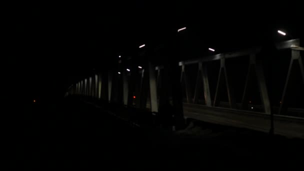 Viejo puente de hierro con el tráfico de coches en la noche. faros de luz de los coches que pasan. 4K — Vídeo de stock