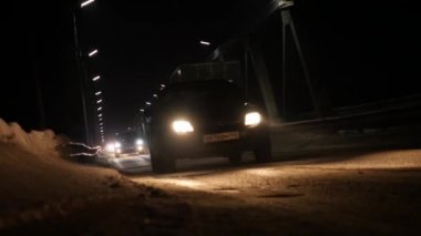 akşam araba trafiği olan eski demir köprü. arabalar geçerken ışık farlar. 4k